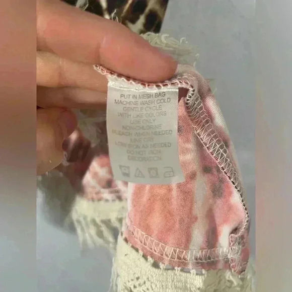 Sunny Leigh Womens Size Medium Asymmetrical Diamond Design Fringe Hem Top - Picture 5 of 7